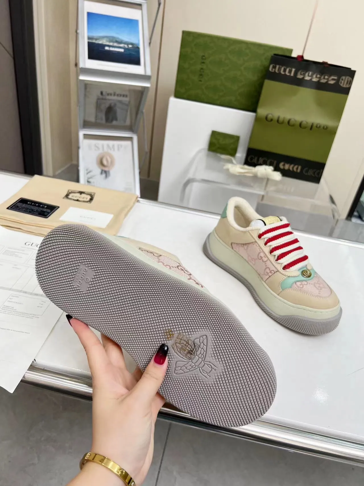 👟👟Ex-factory price 520👟👟 Gucci New Screener Series Couple Style Chubby Bread Shoes Small Dirty Shoes Fatty Double G Casual Sneakers Original Purchase Development Original Purchase Develop The Screener series of sneakers are inspired by the classic sneakers of the 1970s, named after the defensive action in sports. They are decorated with striped webbing on the side and embellished with retro Gucci logos. These sneakers are made of GG canvas. Purple leather details add depth to the piece with sharp contrast, and the details are fuller. Exquisite packaging at the delivery counter Fabric: Original imported cowhide + double G fabric Lining: Original customized breathable towel velvet Sole: Original molded T👟👟 Factory price U outsole Sole thickness: 6CM Size: Women's 35-40 / Men's 39-45